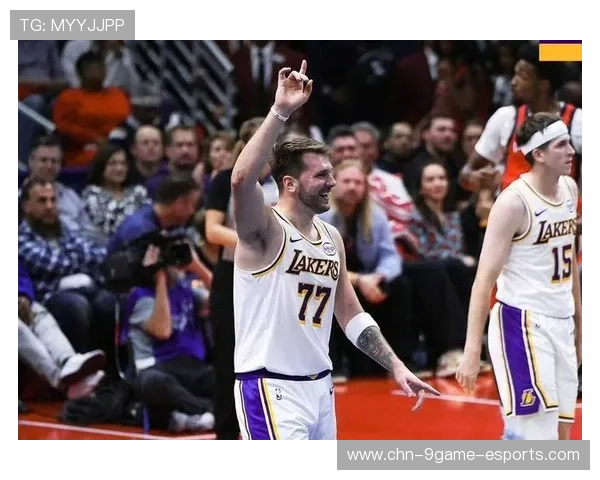 NBA湖人里夫斯拉杆后仰神仙打板得分：篮球艺术的完美呈现